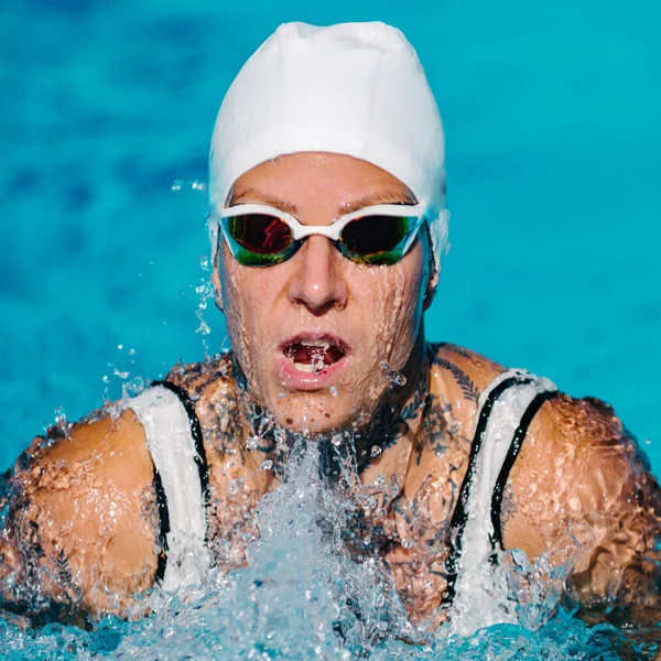 Frau Mit Tätowierungen Schwimmt Brustschwimmen Training — Stockfoto