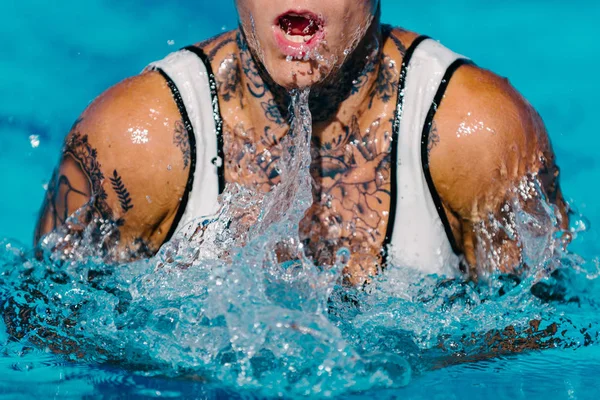 Frau Mit Tätowierungen Schwimmt Brustschwimmen Training — Stockfoto