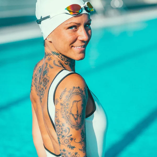 Havuz Başında Poz Dövmeli Kadın Yüzücü Portresi — Stok fotoğraf