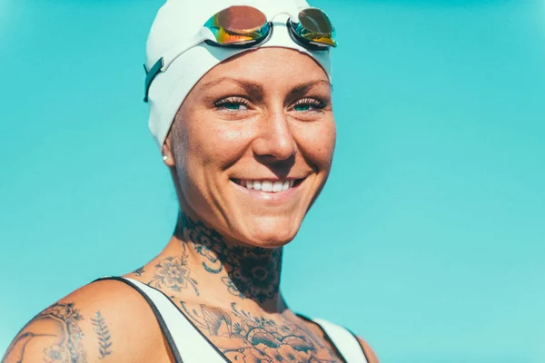 Retrato Nadadora Femenina Con Tatuajes —  Fotos de Stock