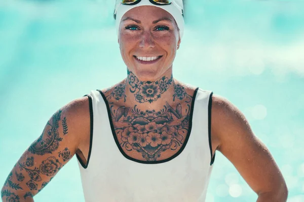 Şapkalı Dövmeli Kadın Yüzücü Portresi — Stok fotoğraf