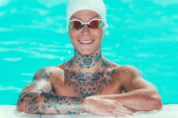 Porträt Einer Schwimmerin Mit Tätowierungen Beckenrand — Stockfoto