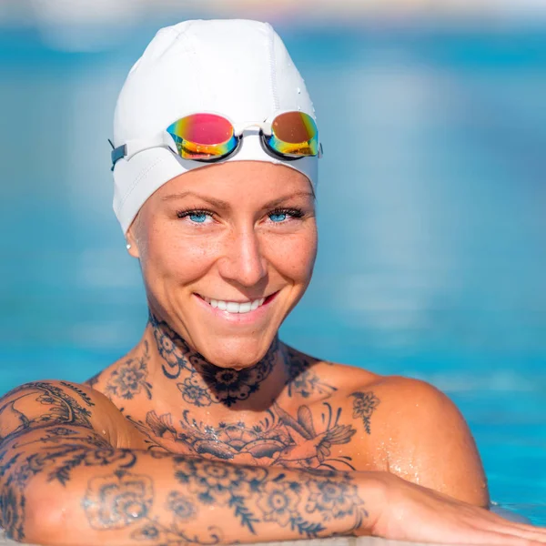 Zwembad Portret Van Vrouw Met Tatoeages — Stockfoto