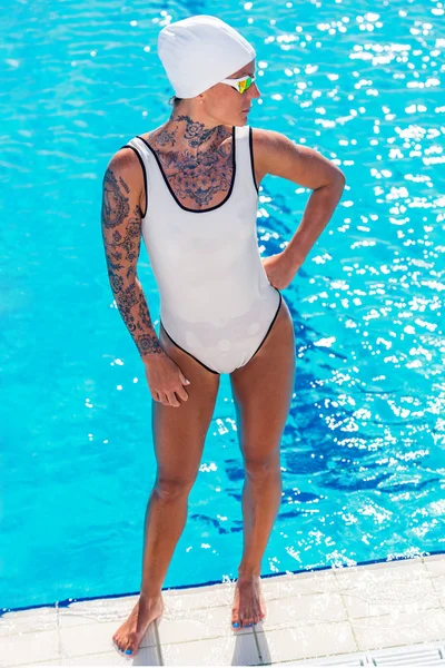 Nuotatrice Con Tatuaggi Posa Vicino Alla Piscina — Foto Stock