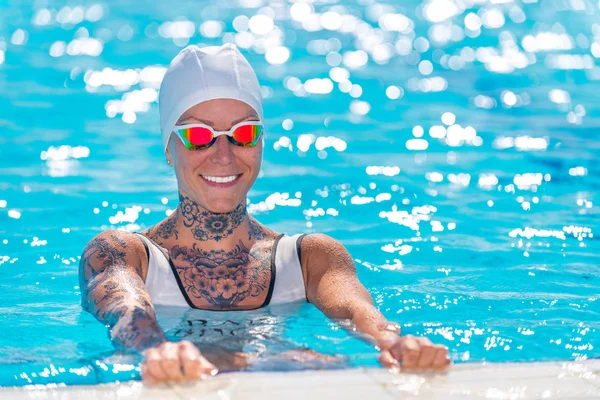 Havuzda Dövmeli Kadın Yüzücü — Stok fotoğraf