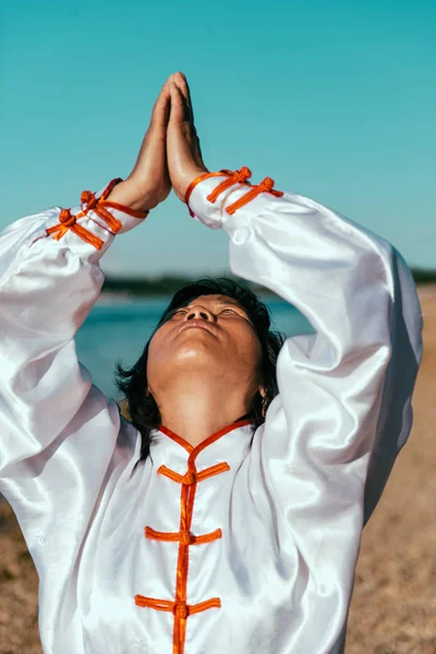 Aziatische Vrouw Buiten Het Beoefenen Van Tai Chi — Stockfoto