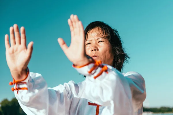 Aziatische Vrouw Buiten Het Beoefenen Van Tai Chi — Stockfoto