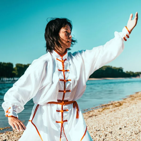 Aziatische Vrouw Buiten Het Beoefenen Van Tai Chi — Stockfoto