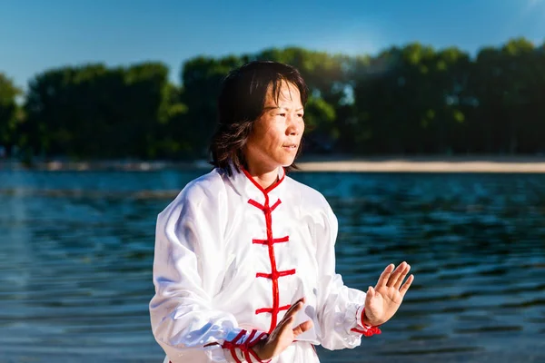 Femme Asiatique Pratiquant Tai Chi Plein Air — Photo