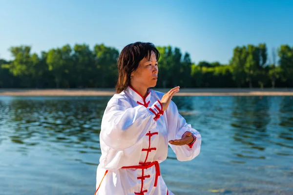 Asiatin Praktiziert Tai Chi Freien — Stockfoto