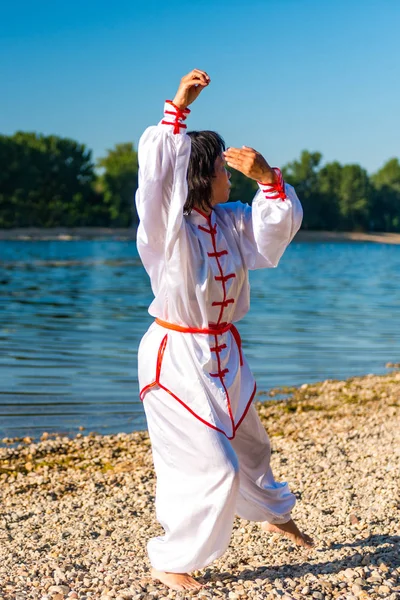 Aziatische Vrouw Buiten Het Beoefenen Van Tai Chi — Stockfoto