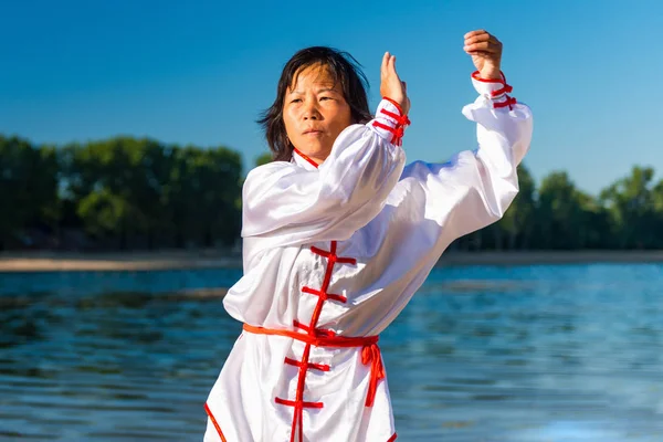 Asiatisk Kvinna Tränar Tai Chi Utomhus — Stockfoto