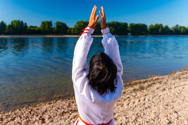 Asian Woman Practicing Tai Chi Outdoors — Stock Photo, Image