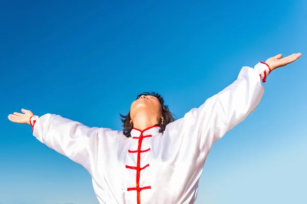 Asijské Žena Venku Cvičit Tai Chi — Stock fotografie