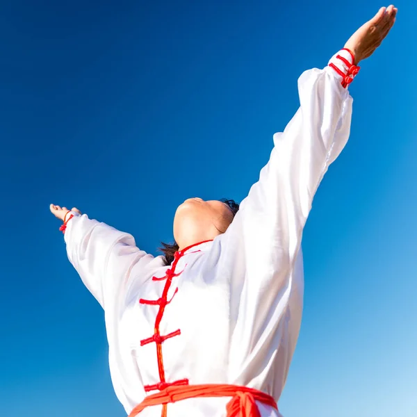 Aziatische Vrouw Buiten Het Beoefenen Van Tai Chi — Stockfoto