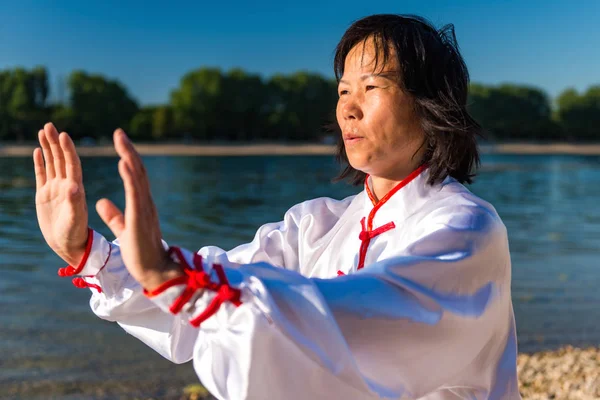 Asiatisk Kvinna Tränar Tai Chi Utomhus — Stockfoto