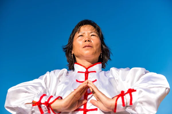 Asiatin Praktiziert Tai Chi Freien — Stockfoto