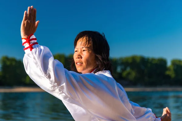 Aziatische Vrouw Buiten Het Beoefenen Van Tai Chi — Stockfoto