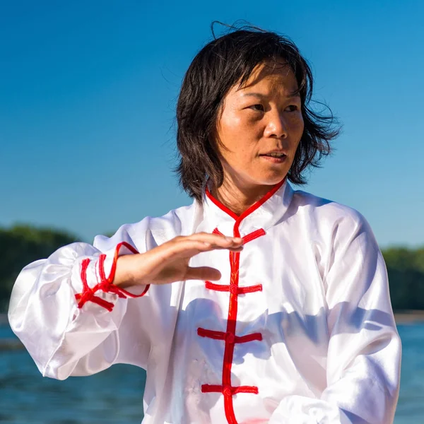 Mulher Asiática Praticando Tai Chi Livre — Fotografia de Stock