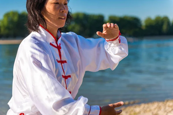 Asyalı kadın Tai Chi açık havada pratik 