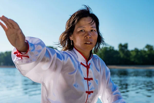 Asiatin Praktiziert Tai Chi Freien — Stockfoto