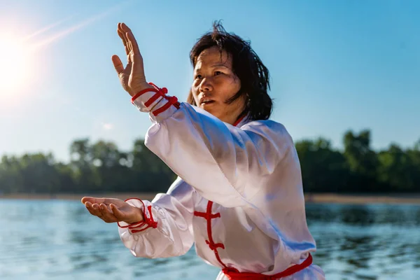 Asiatic Femeie Practica Tai Chi Aer Liber — Fotografie, imagine de stoc