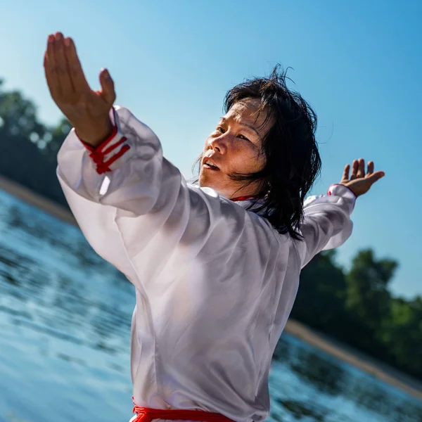 Aziatische Vrouw Buiten Het Beoefenen Van Tai Chi — Stockfoto