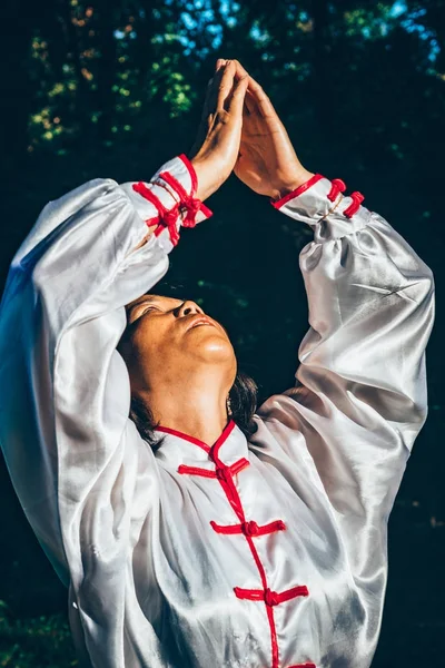 Aziatische Vrouw Buiten Het Beoefenen Van Tai Chi — Stockfoto