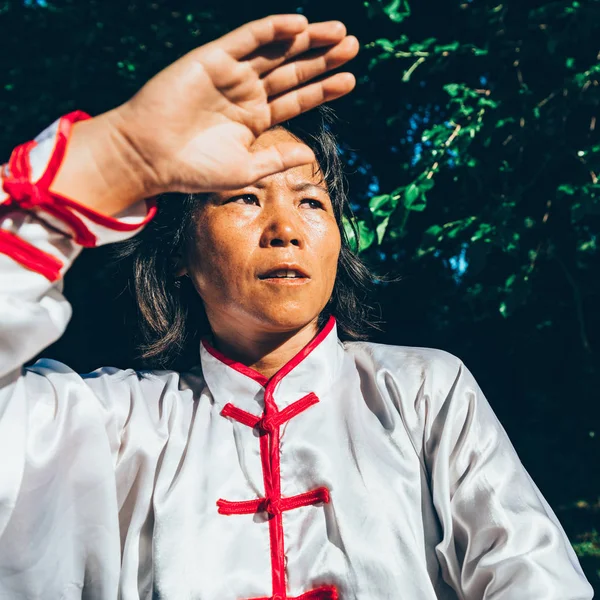 Aziatische Vrouw Buiten Het Beoefenen Van Tai Chi — Stockfoto