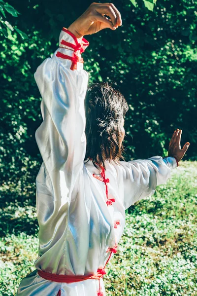 Wanita Asia Berlatih Tai Chi Luar Ruangan — Stok Foto