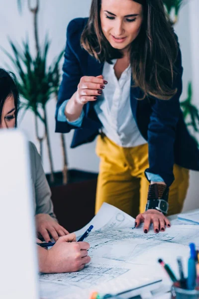 ofiste toplantı kadın mimarlar