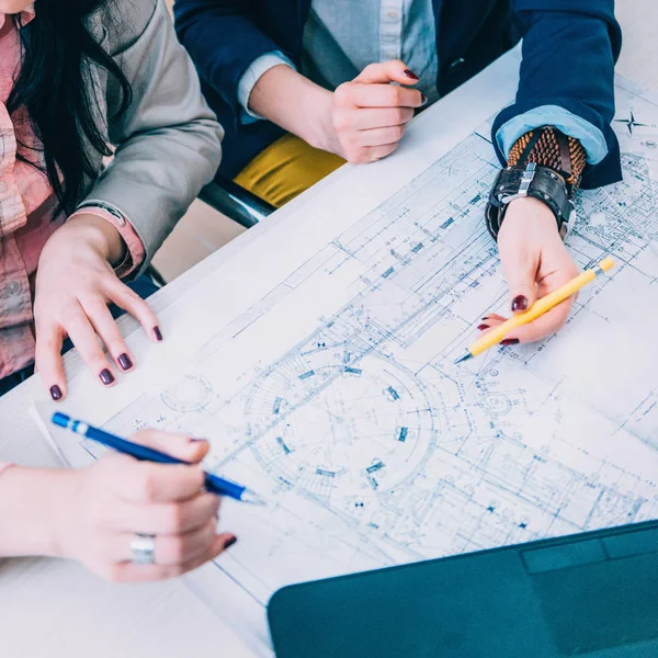 Projede çalışan kadın mimarlar