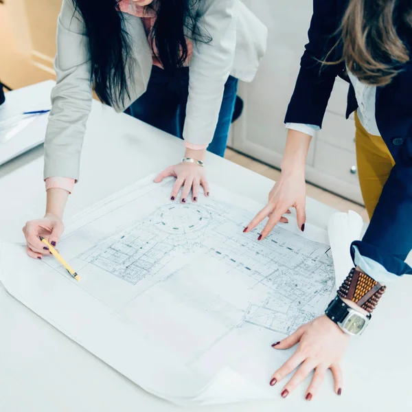 ofiste planlarını açıklayan mimarlar 