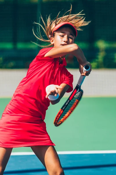 Jong Meisje Spelen Tennis — Stockfoto