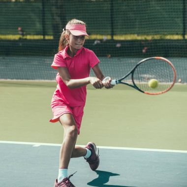 Tenis oynayan genç kız