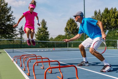 Tenis eğitim kız ile erkek eğitmen