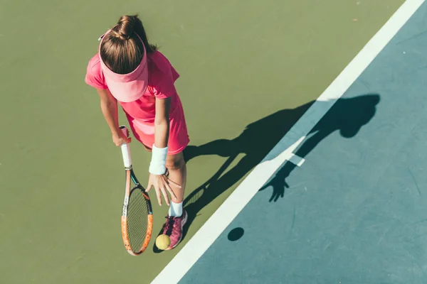 Menina Jovem Jogando Tênis — Fotografia de Stock