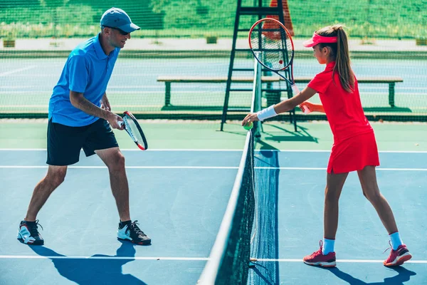 Männertrainerin Mit Mädchen Beim Tennistraining — Stockfoto