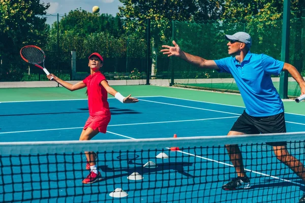Tenis Eğitim Kız Ile Erkek Eğitmen — Stok fotoğraf