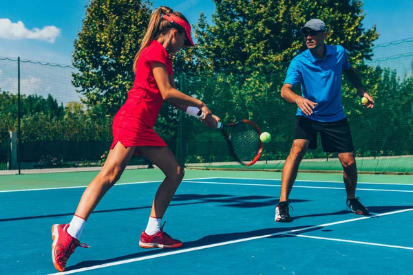 Entrenador Masculino Con Chica Entrenamiento Tenis —  Fotos de Stock