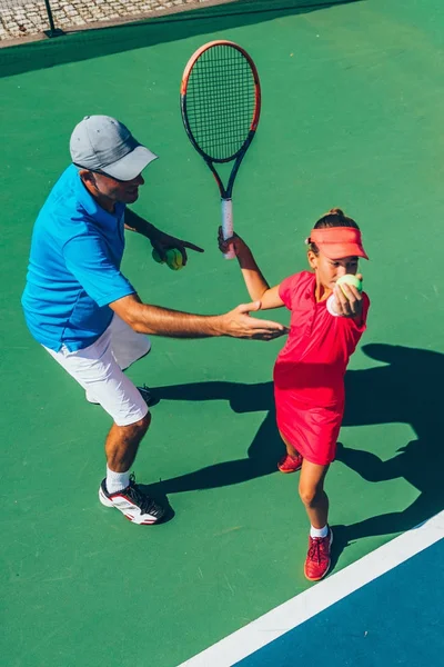 Vue Aérienne Entraîneur Masculin Avec Fille Entraînement Tennis — Photo