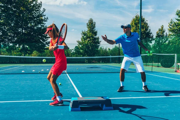 Entrenador Masculino Con Chica Entrenamiento Tenis — Foto de Stock