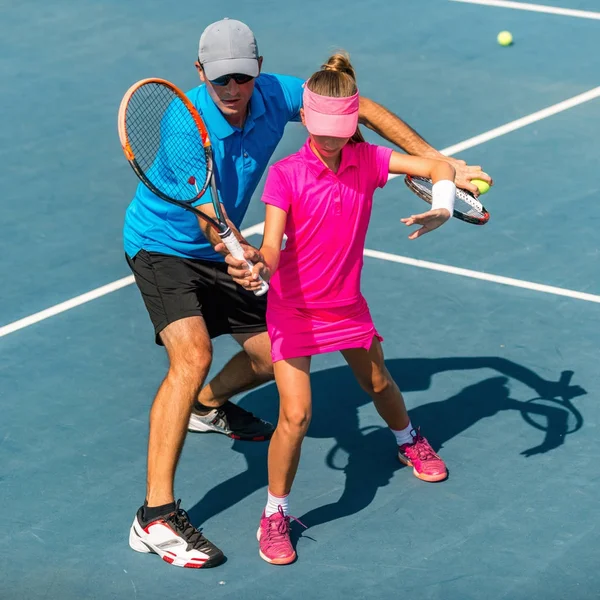 Entraîneur Masculin Avec Fille Entraînement Tennis — Photo