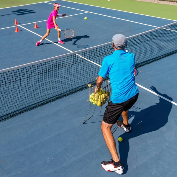 Entrenador Masculino Con Chica Entrenamiento Tenis —  Fotos de Stock