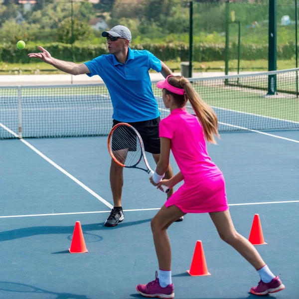Entrenador Masculino Con Chica Entrenamiento Tenis —  Fotos de Stock