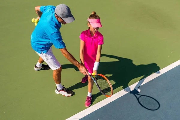 男教练与女孩在网球训练 — 图库照片