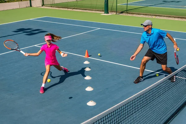 男教练与女孩在网球训练 — 图库照片