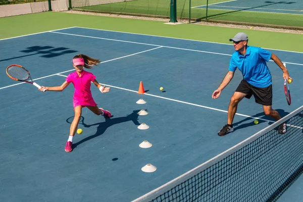 Entrenador Masculino Con Chica Entrenamiento Tenis —  Fotos de Stock