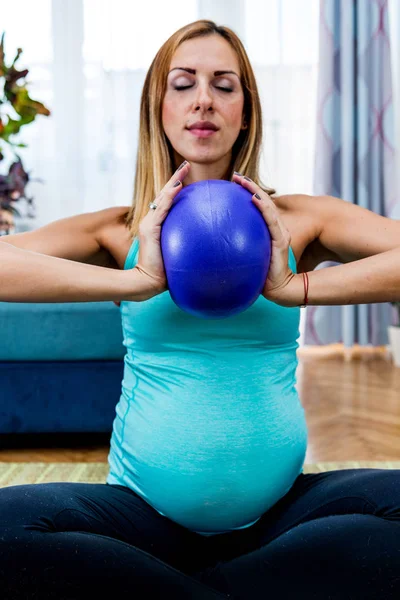 Unga Gravid Kvinna Gör Pilates Hemma — Stockfoto