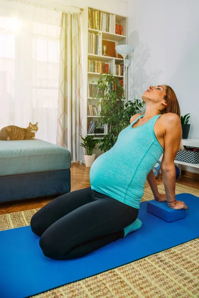 Ung Gravid Kvinna Som Gör Yoga Hemma — Stockfoto